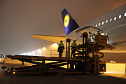 Auch das Be- und Entladen des Airbus A350-900 XWB wurde gleich einmal geübt nach der Ankunft (©Foto:Martin Schmitz)